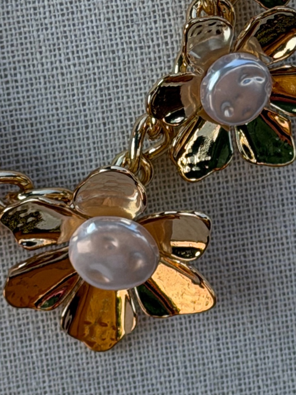 Pink Linen NWT Chunky Gold Tone Floral Necklace with Faux Pearl Centers (J049) - Picture 6 of 7